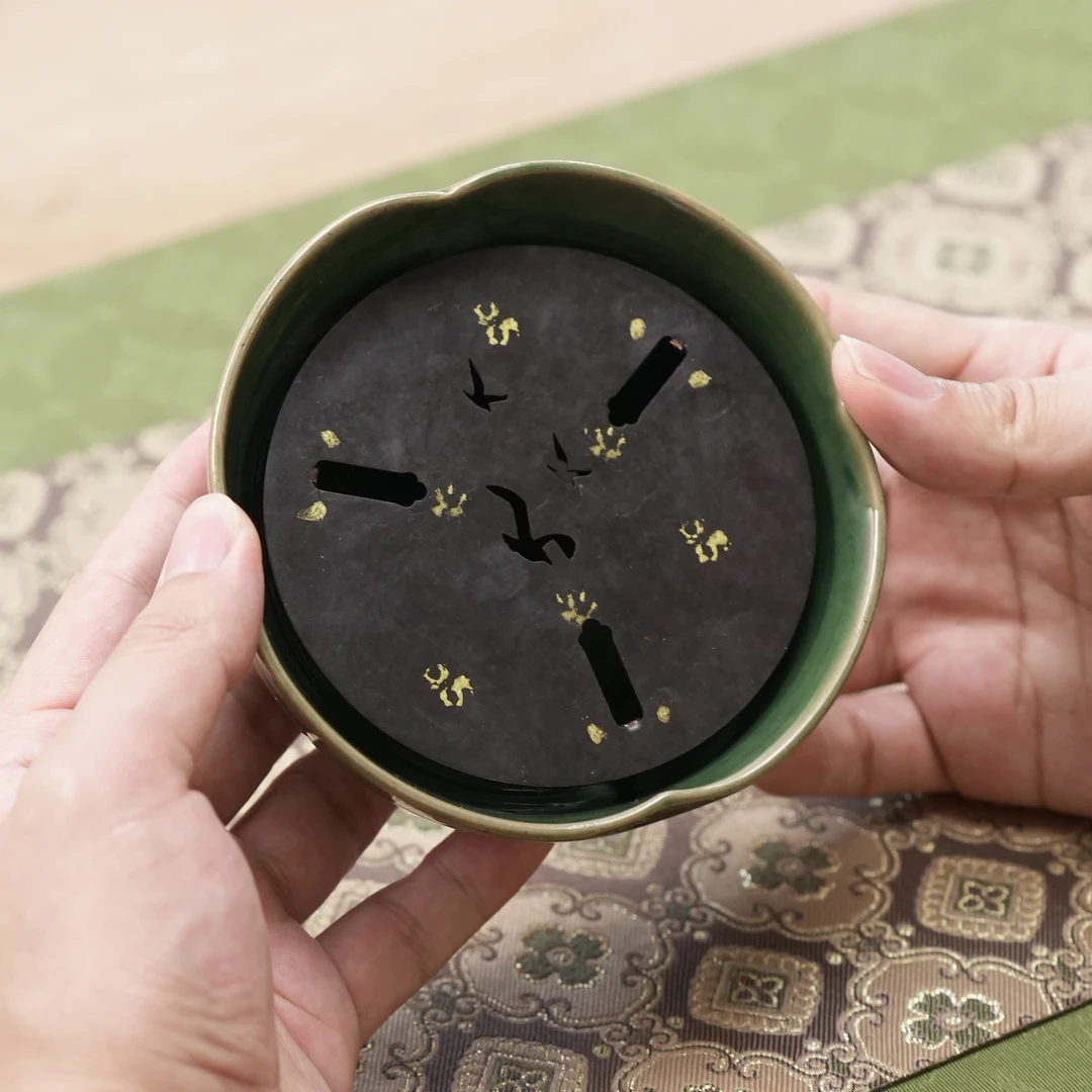 小海棠壶承(宝绿) 配锡制雕刻洒金内托