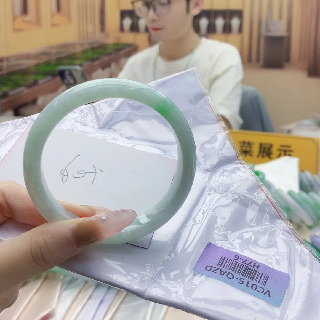翡翠手镯未镶嵌gvhvhhhhhhjjh