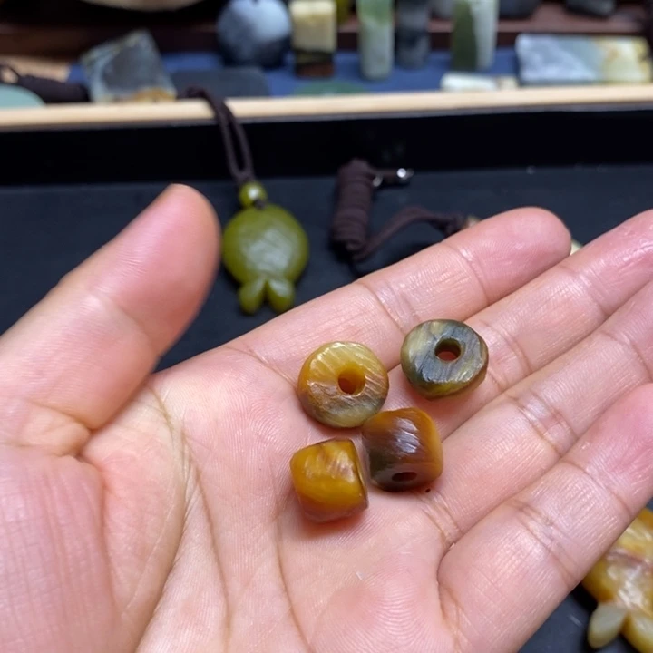 清***秋未镶嵌蛇纹石玉颈饰