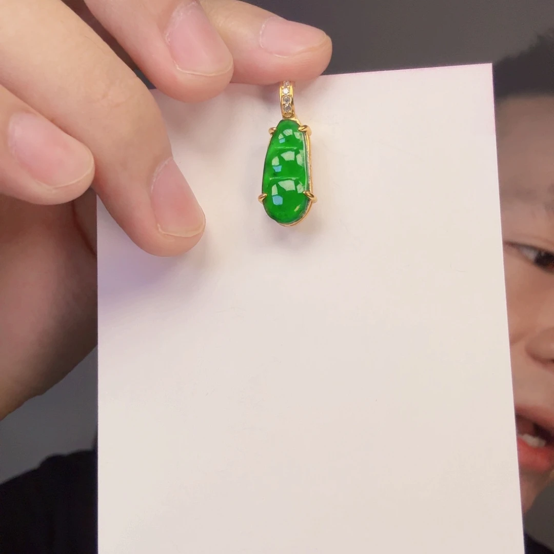 翡翠未镶嵌颈饰一件