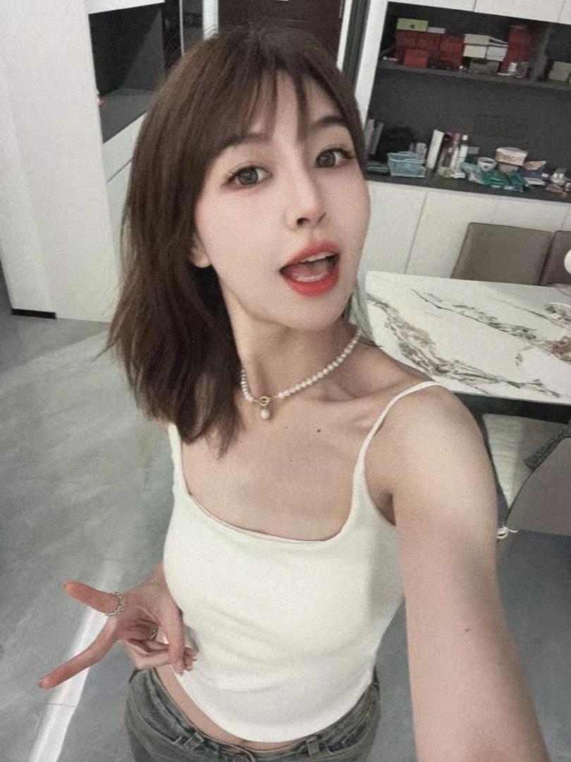 【大吉肉肉专属】显瘦简约纯色U领莱赛尔女背心内搭打底带胸垫吊带