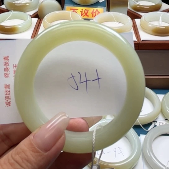未镶嵌手镯和田玉K****?