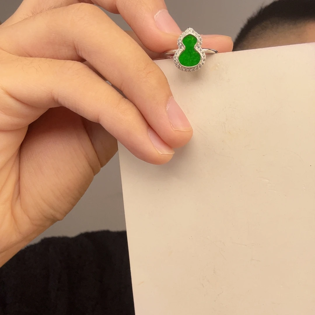 翡翠未镶嵌挂件一件