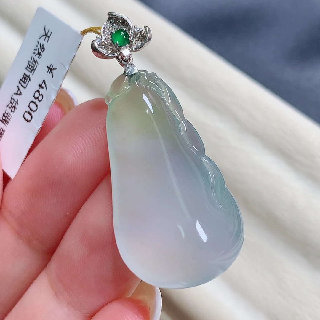 翡翠18K金镶嵌颈饰瓜