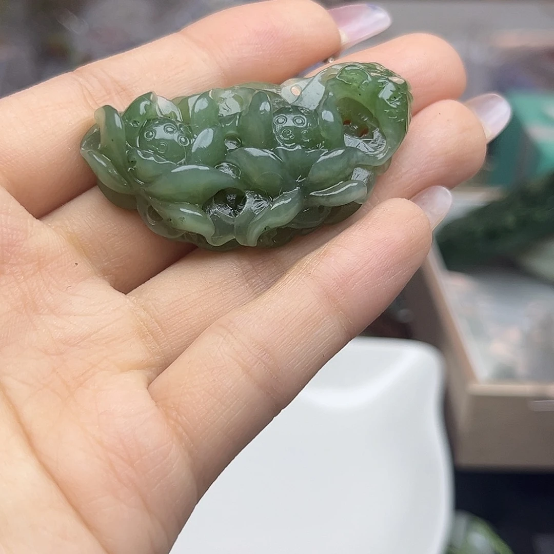 颈饰未镶嵌和田玉（碧玉）