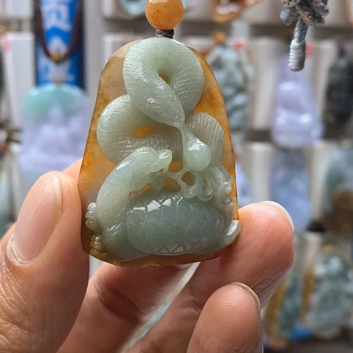 翡翠未镶嵌颈饰玄武