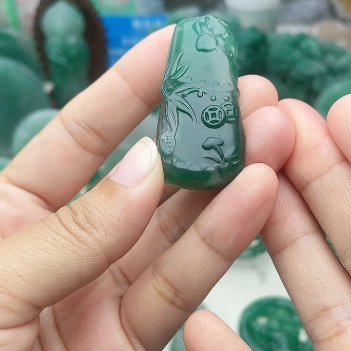 颈饰未镶嵌石英质玉