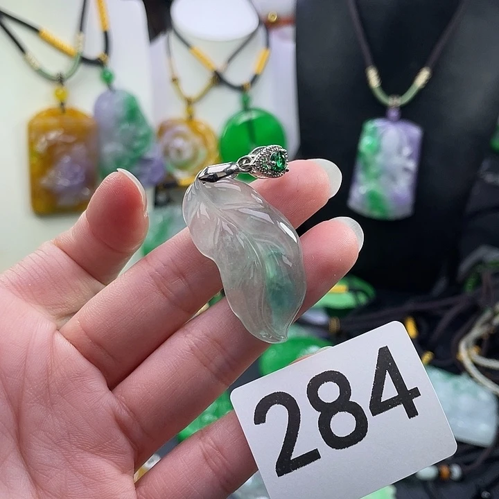 翡翠未镶嵌吊坠(赠链)