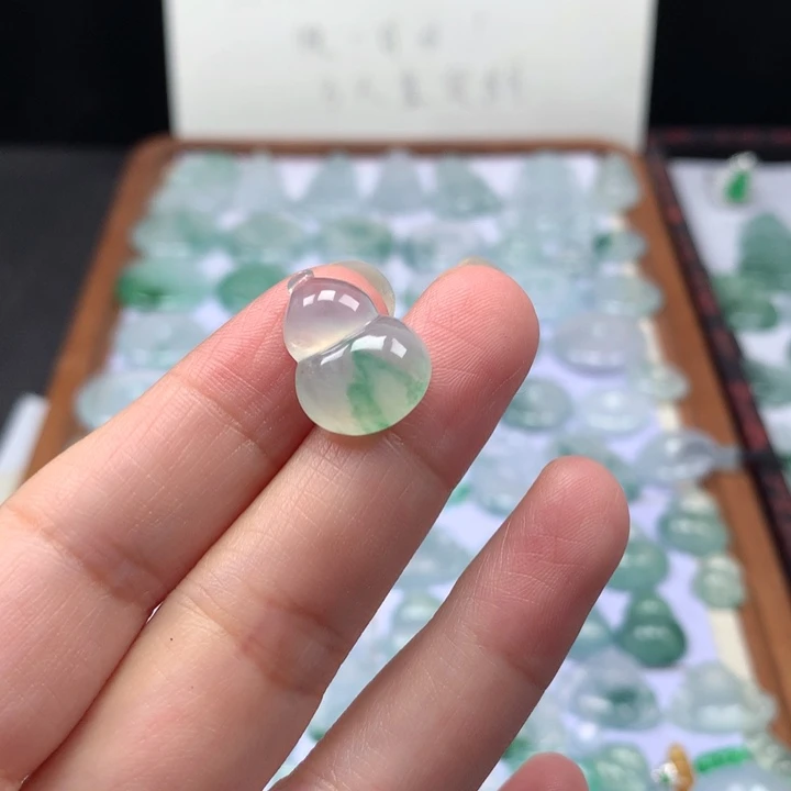 颈饰未镶嵌翡翠冰种飘阳绿葫芦