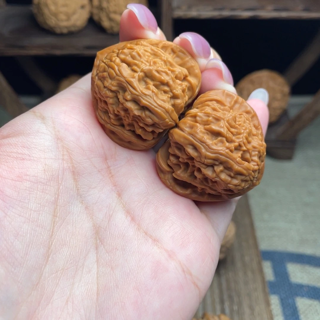 文玩核桃吊坠36红皮三角白