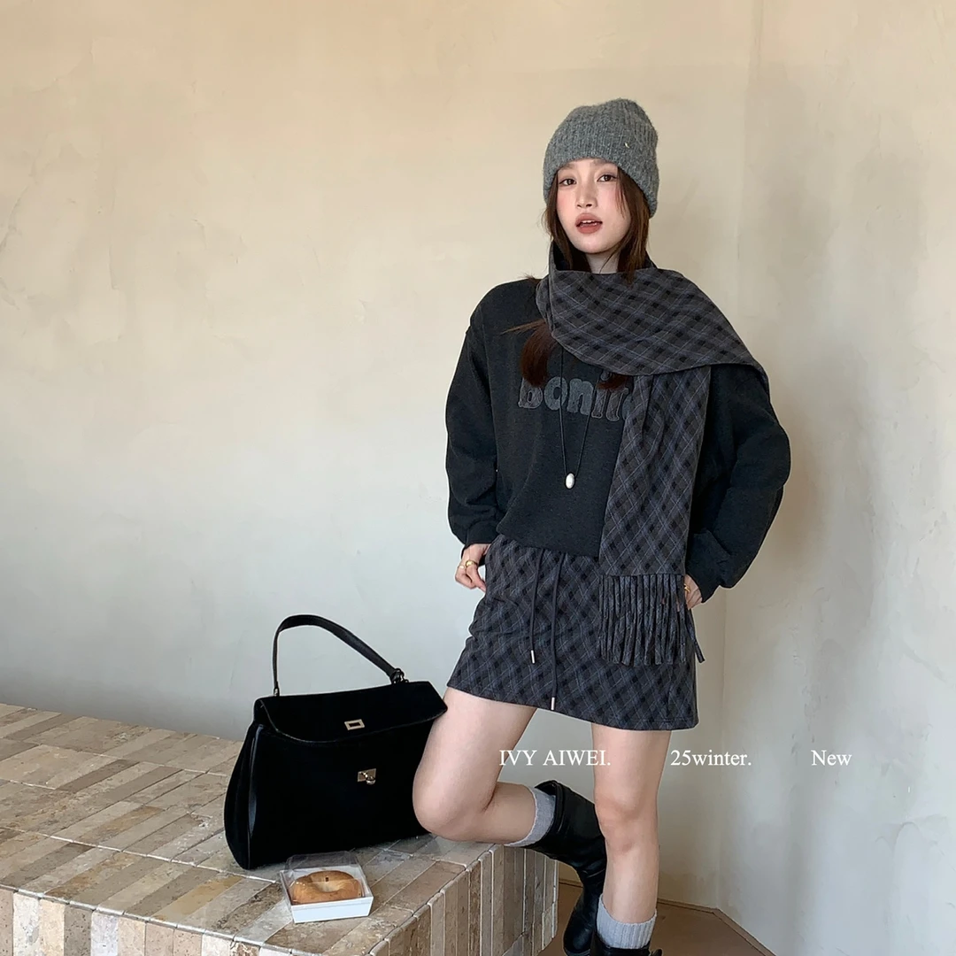 韩系圆领宽松字母卫衣+休闲棱形格半身裙套装(配围巾)
