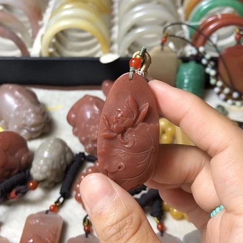 颈饰未镶嵌石英质玉
