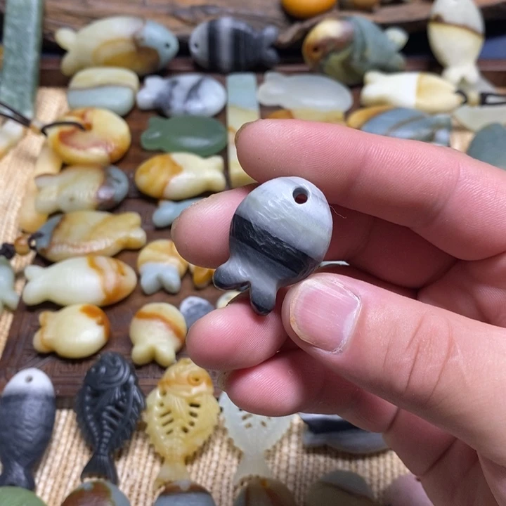 小***飘蛇纹石玉未镶嵌颈饰