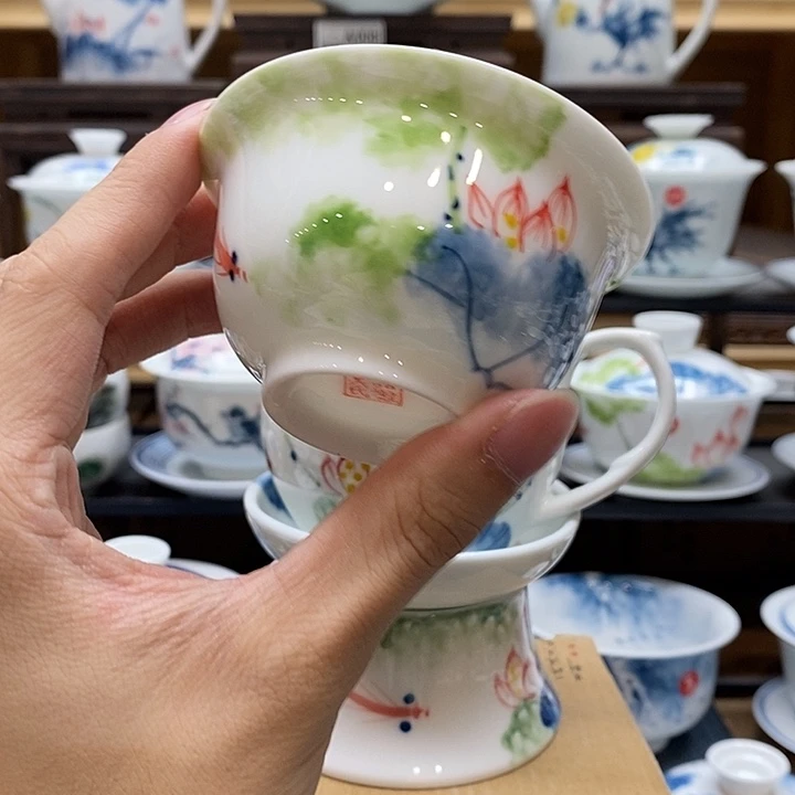 手绘五彩荷花85cc压手杯釉下彩微瑕福利款