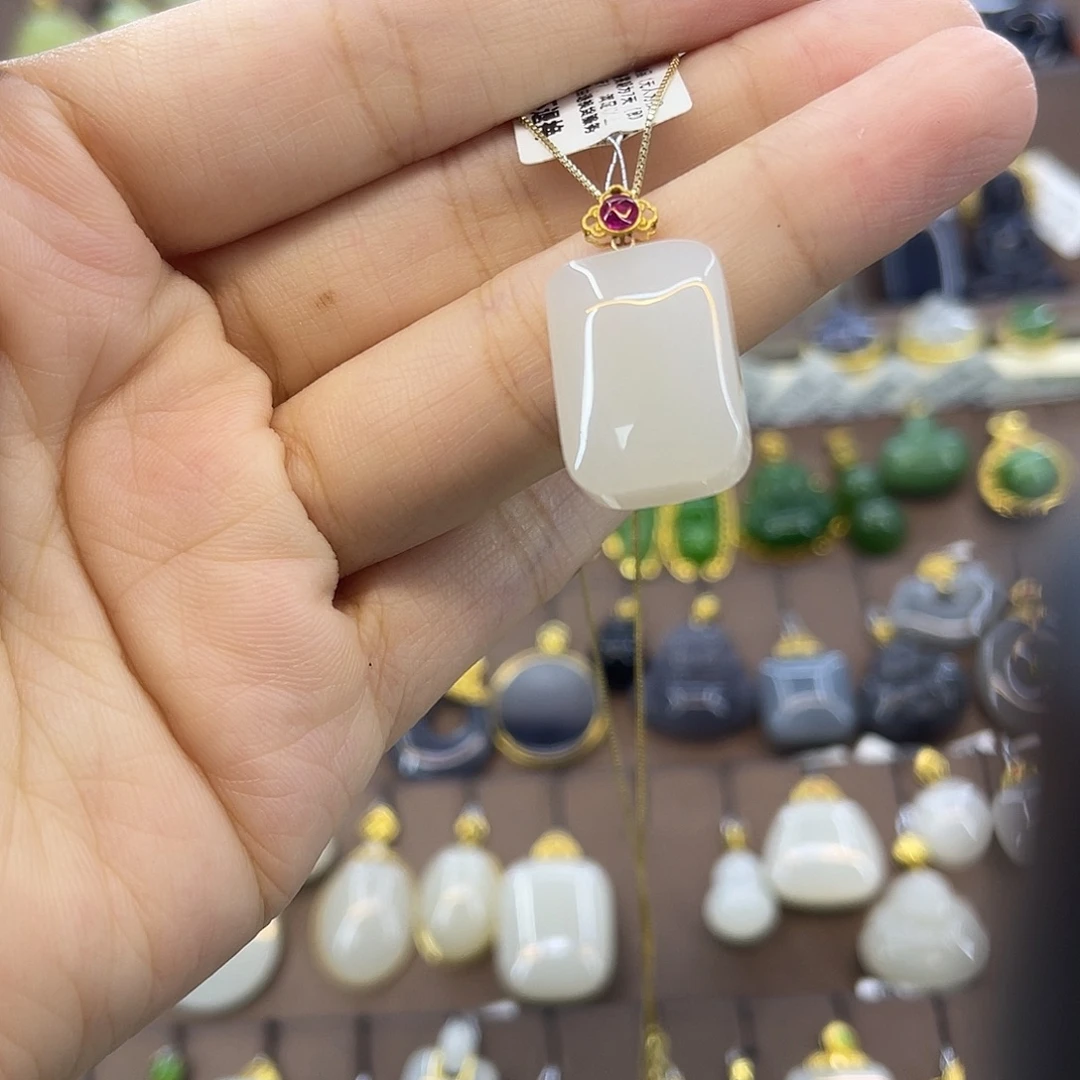 和田玉18K金镶嵌吊坠(赠链)