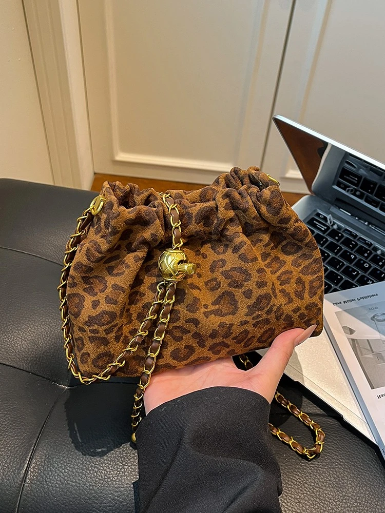 精致超火小众麂皮包包女式2025新款百搭炼条斜挎包复古豹纹水桶包