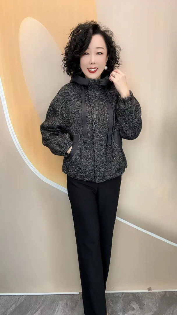 523新款优雅妈妈加衬宽松大码三彩呢帽休闲厚外套，63衣长