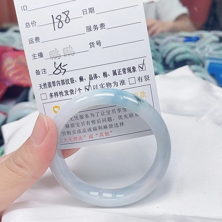 翡翠手镯未镶嵌翡翠