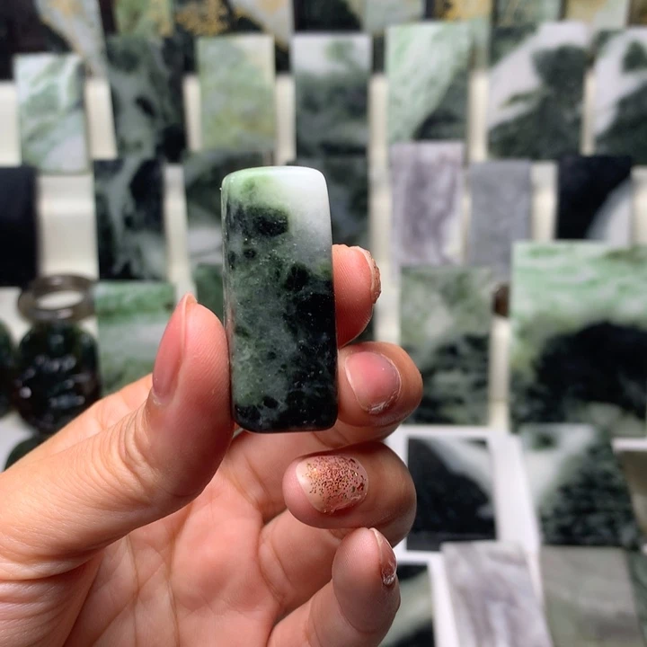 独山玉颈饰未镶嵌