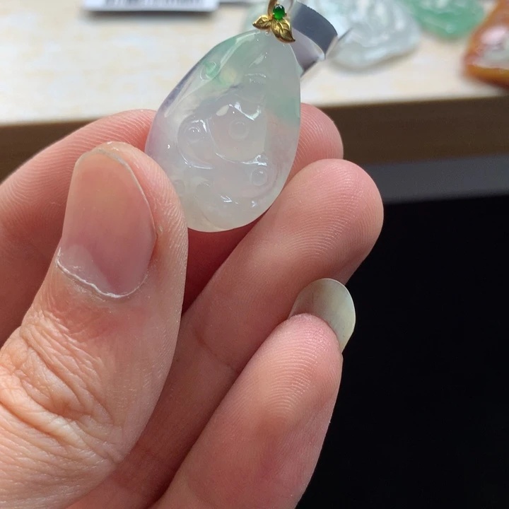 翡翠18K金镶嵌颈饰吊坠