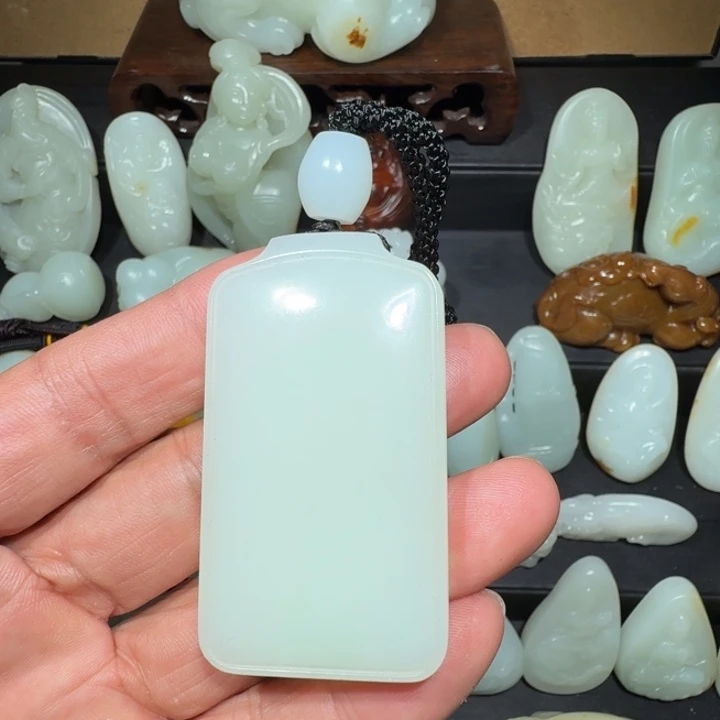 颈饰未镶嵌和田玉磊*