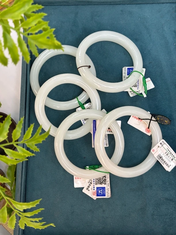 072505YX 和田玉俄料羊脂白玉手镯多样性发其一