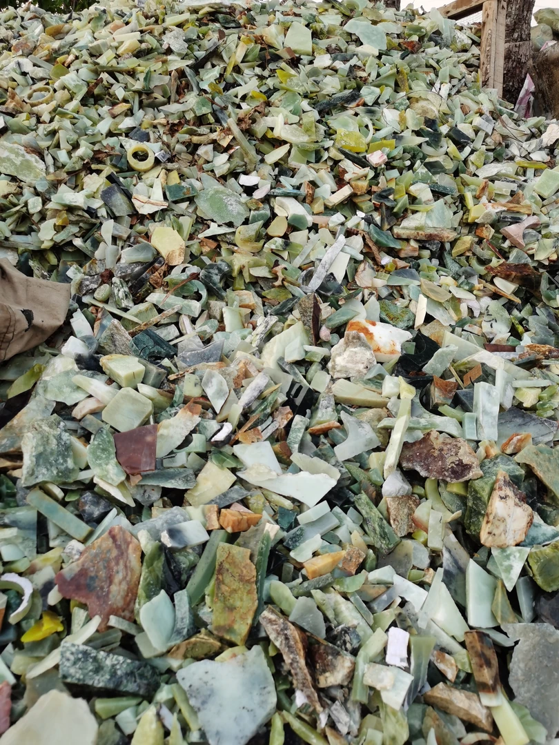 岫玉多色随形小料3斤10元包邮，偏远地区不包邮