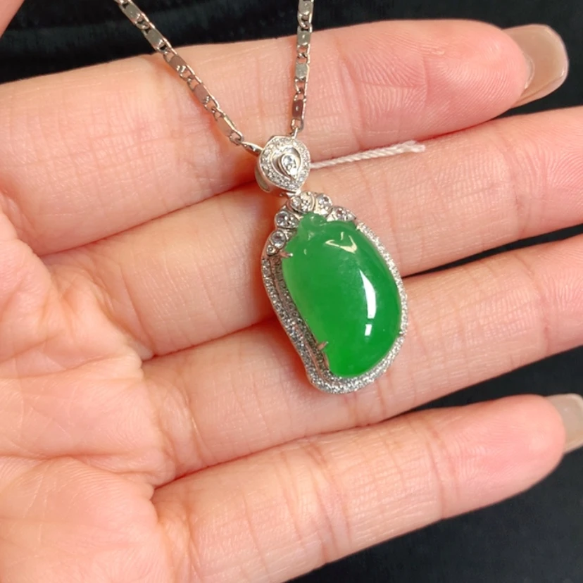 【闪购商品】颈饰18K金镶嵌翡翠福瓜