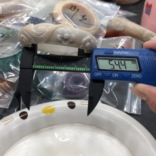 未镶嵌石英质玉珠宝奇石