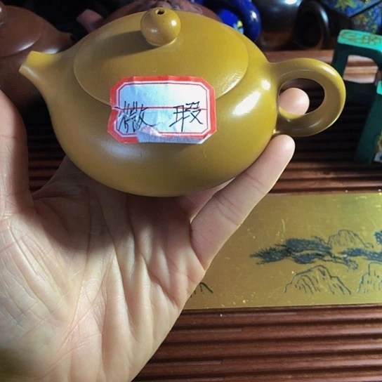 紫砂茶壶原矿泥料手工制作的紫砂壶。