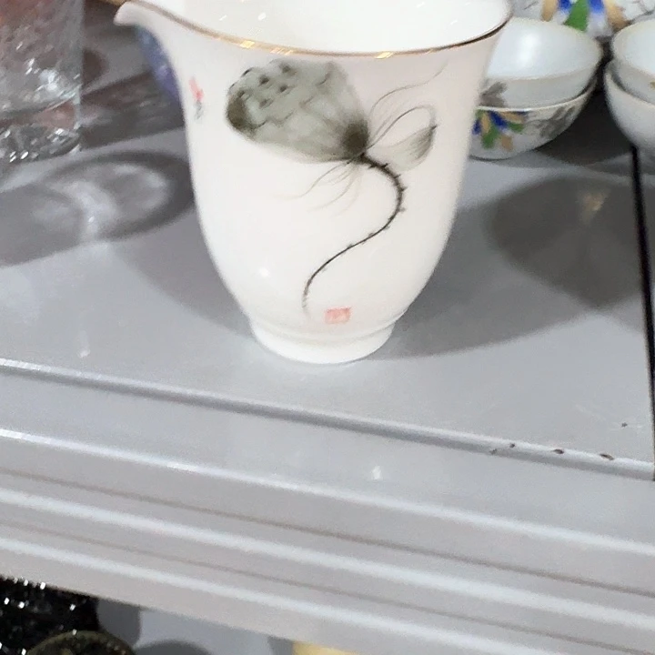 主人杯一个，瓷。。品茗