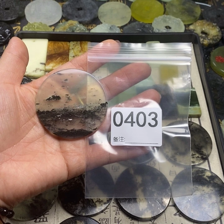 蛇纹石玉颈饰合金凌