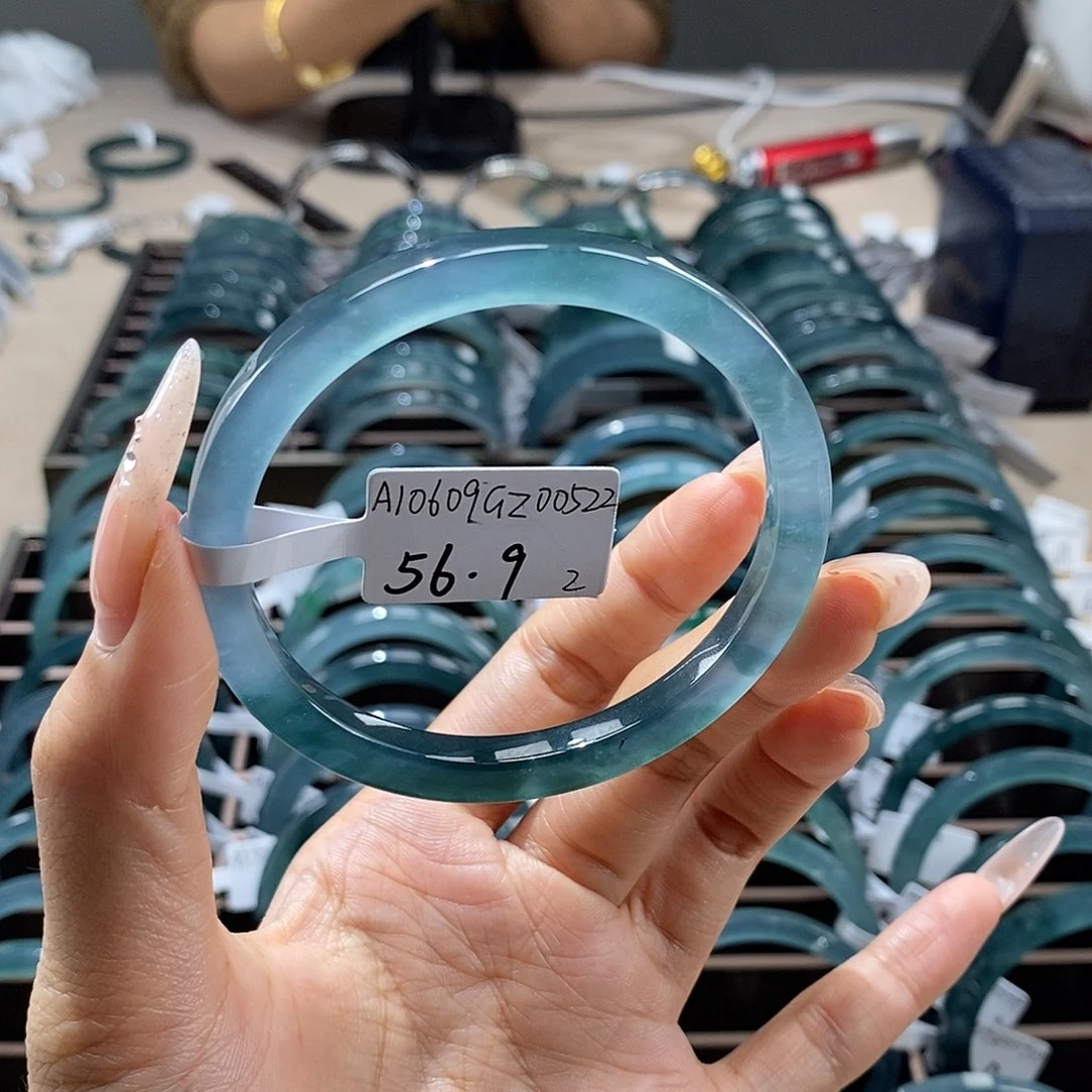 劳****翡翠未镶嵌手镯56.92