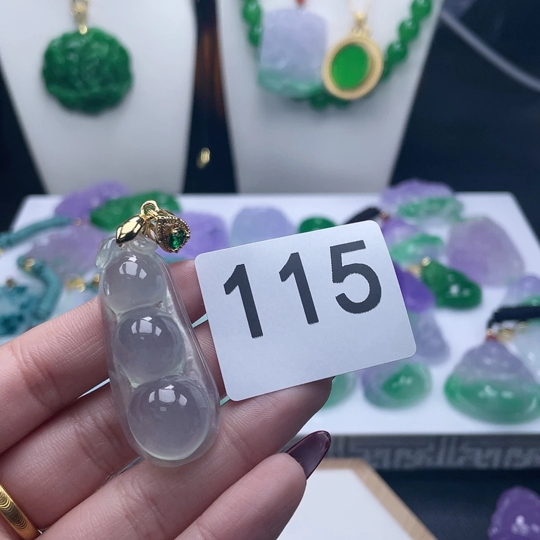 翡翠吊坠(赠链)未镶嵌