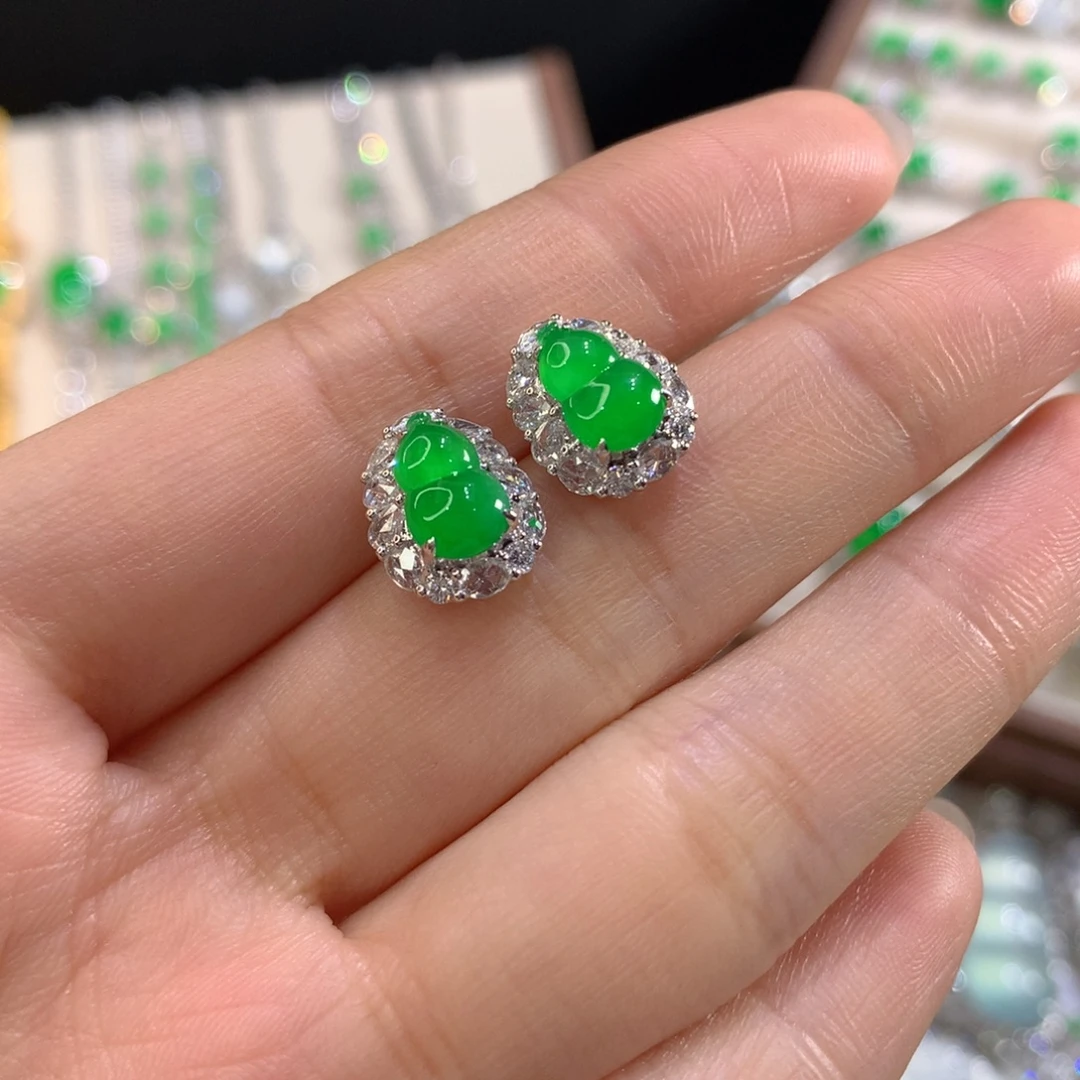 翡翠18K金镶嵌颈饰葫芦耳钉