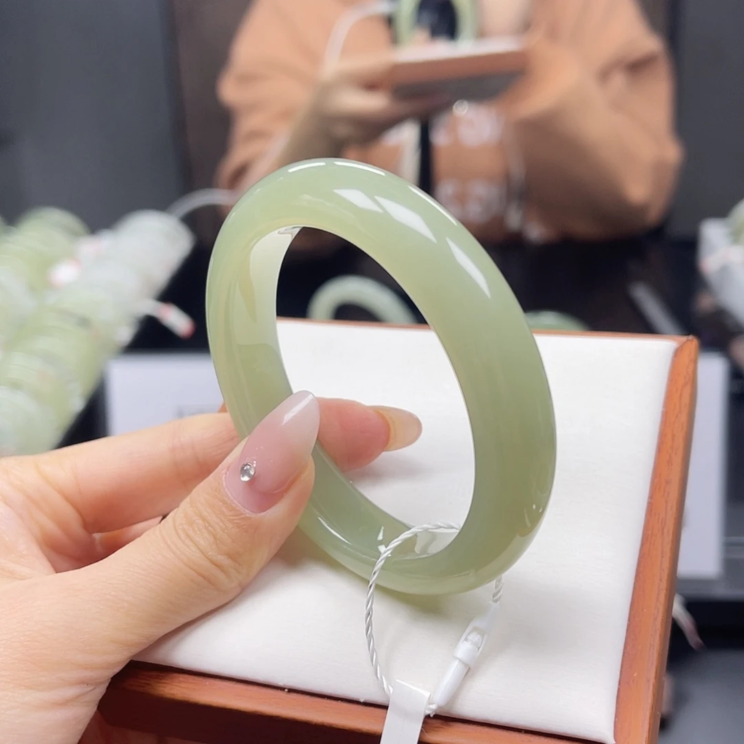 和田玉未镶嵌手镯