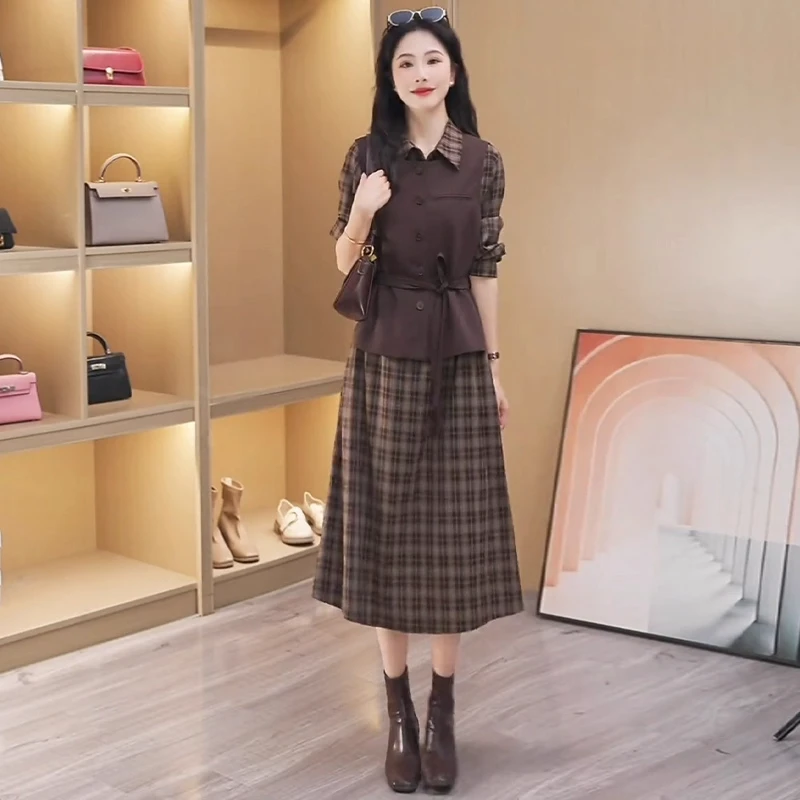 时尚复古文艺风连衣裙套装女春秋季新款显瘦马甲格子衬衫裙两件套