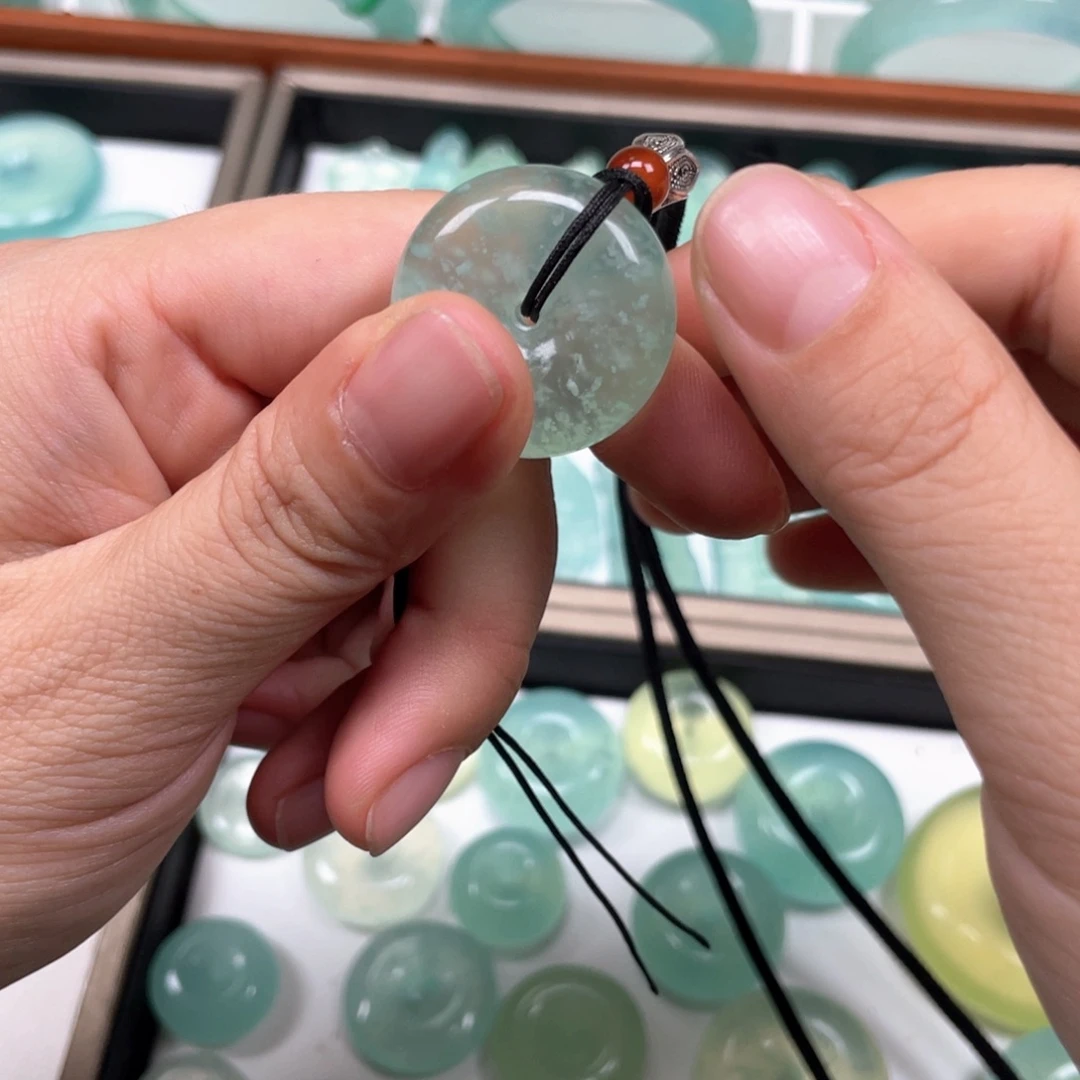 糊***吴蛇纹石玉未镶嵌颈饰