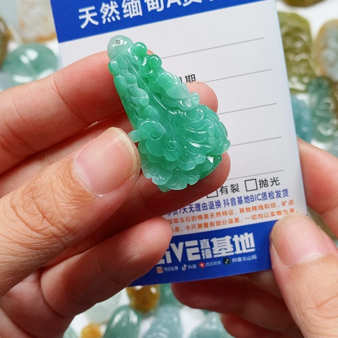 翡翠未镶嵌颈饰白菜
