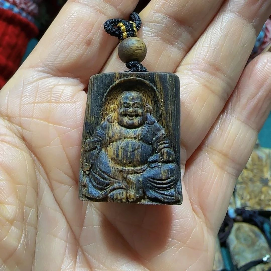 沉香吊坠海南白奇乌身老料雕刻佛公带绳6克