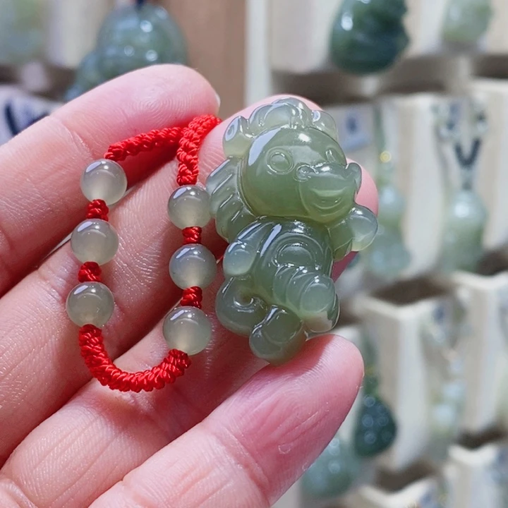 女***王和田玉未镶嵌颈饰