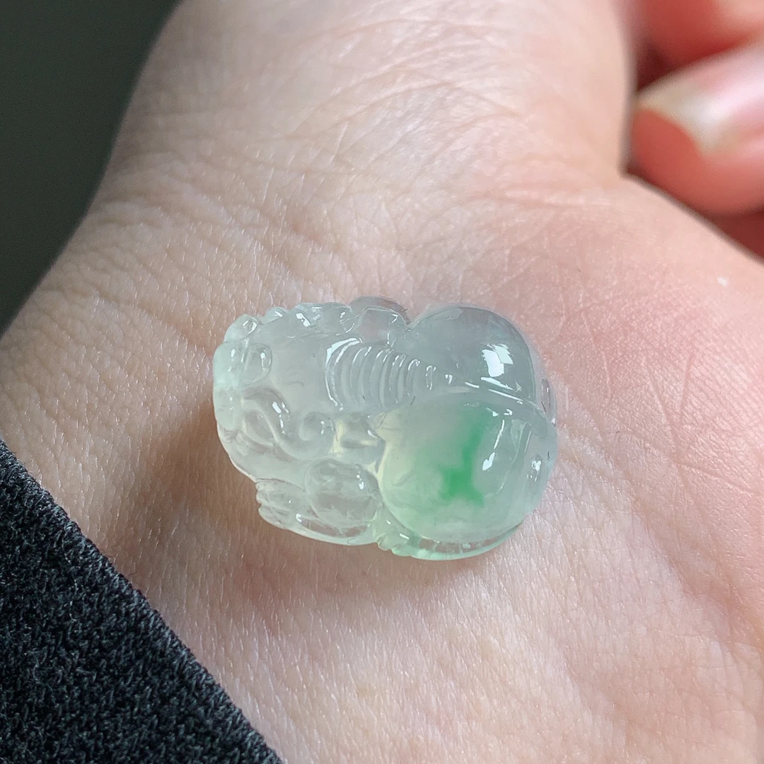 天然缅甸翡翠A货冰种飘绿貔貅裸石，尺寸17*13.8*6.8