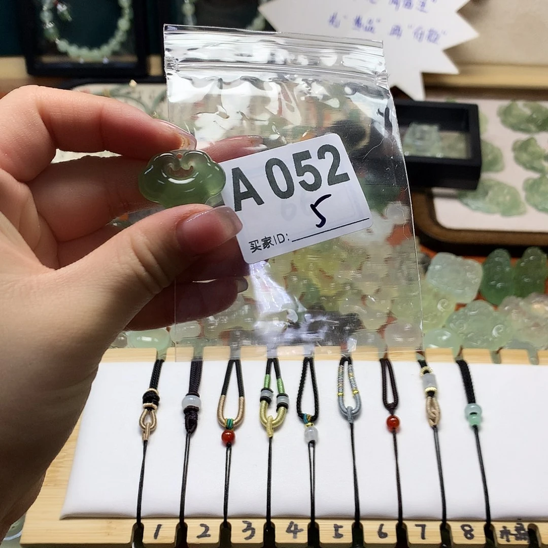 蛇纹石玉颈饰合金女***、