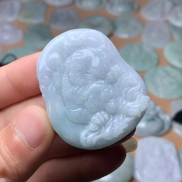 翡翠未镶嵌颈饰虎