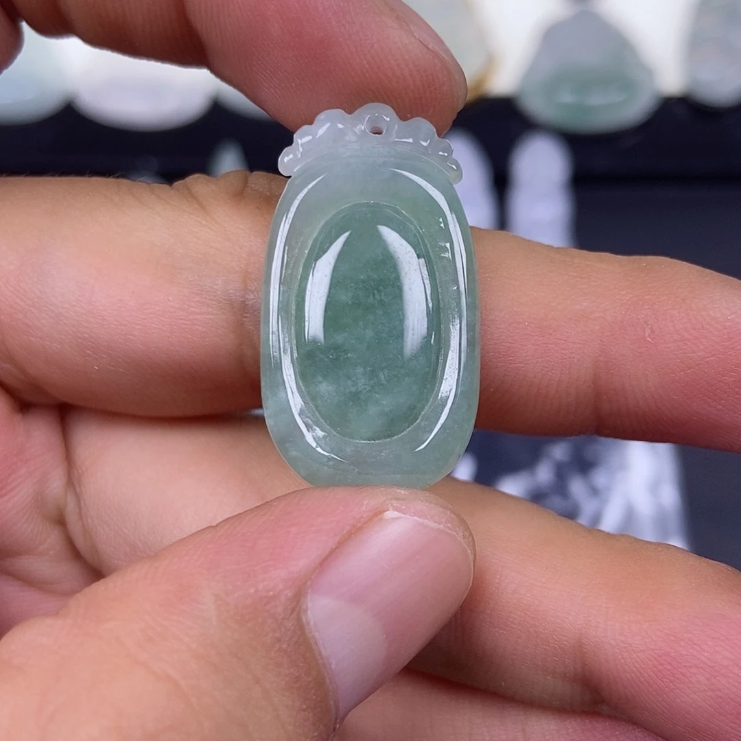 翁***翡翠未镶嵌颈饰福贝