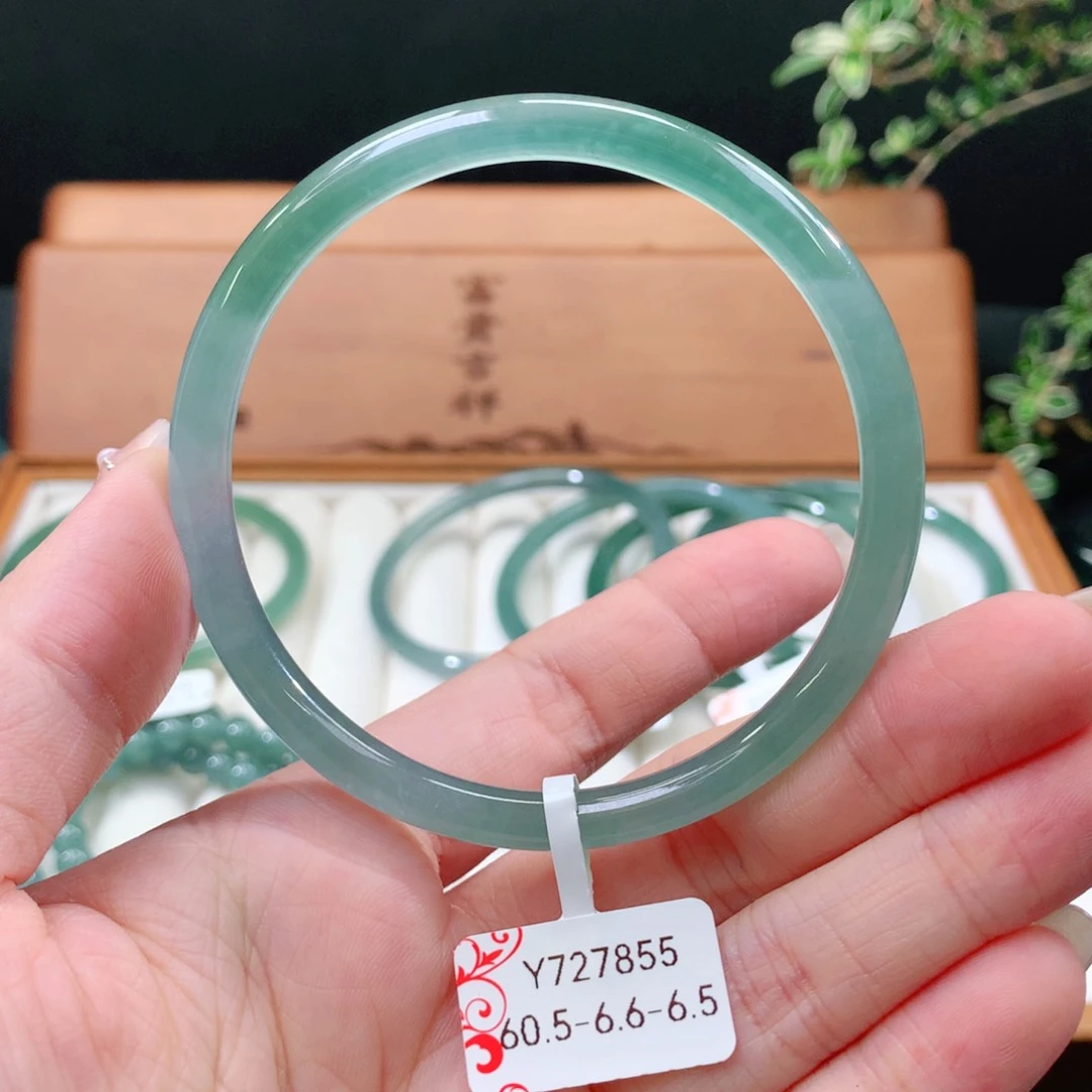 翡翠手镯未镶嵌天然