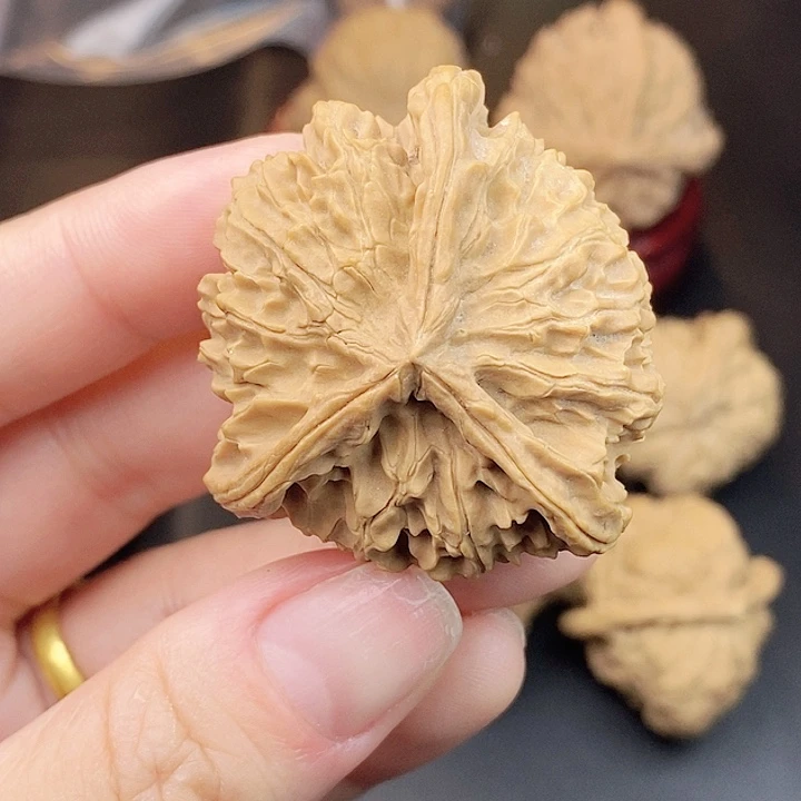 喵***喵文玩核桃吊坠瑕疵单只不退不换