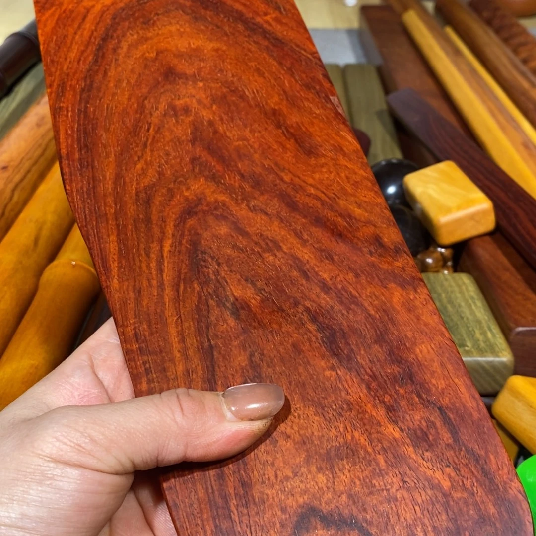 檀香紫檀（小叶紫檀）且**吟