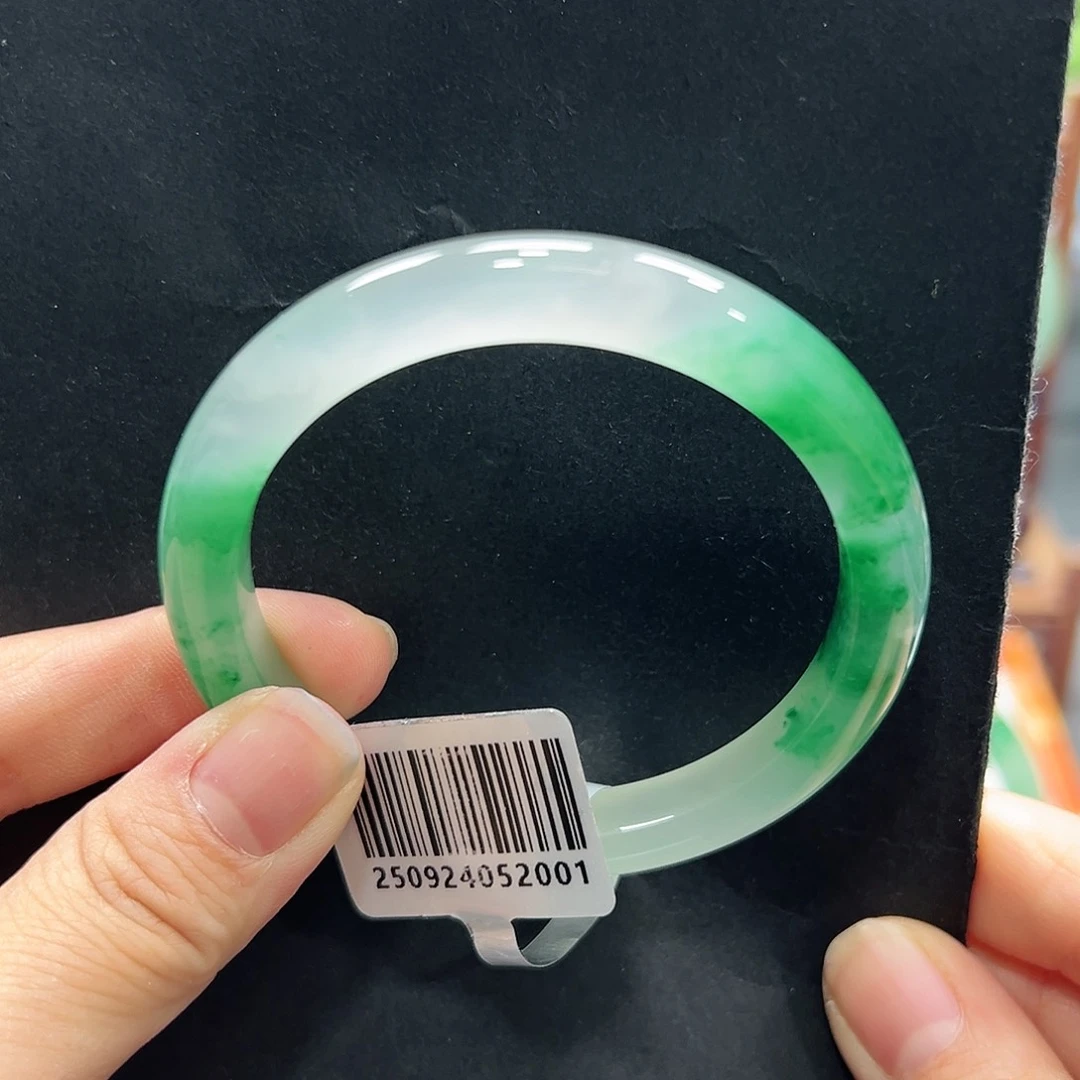 青***山石英质玉（非洲翠）未镶嵌手镯