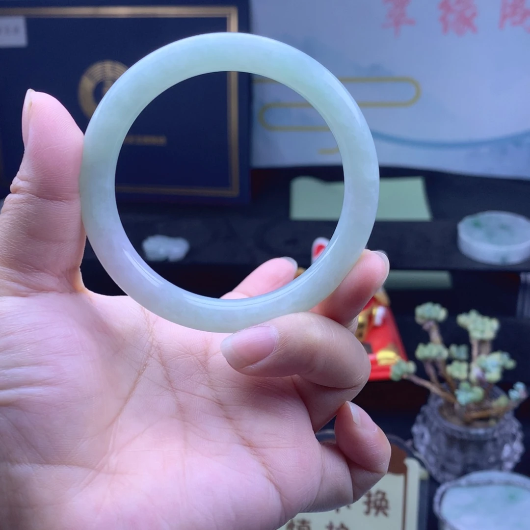 翡翠手镯未镶嵌翡翠手镯